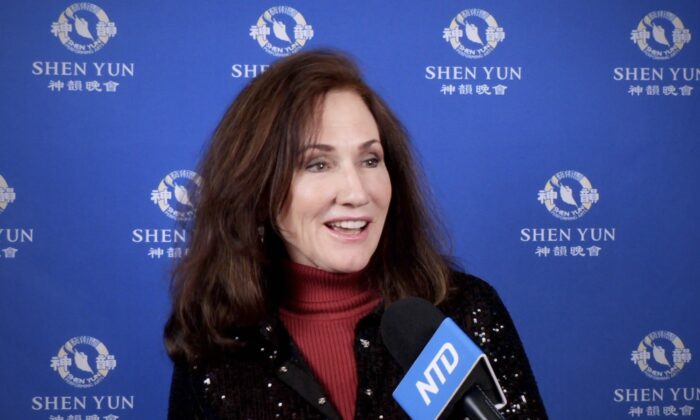 Bà Joan Quinn Eastman thưởng lãm buổi biểu diễn của Đoàn Nghệ thuật Biểu diễn Shen Yun tại Nhà hát Boch Center Wang hôm 28/12/2022. (Ảnh: Đài truyền hình Tân Đường Nhân)