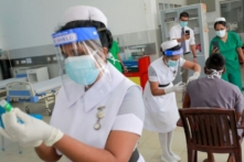 Một nhân viên y tế nhận một liều vaccine COVID-19 của AstraZeneca do Viện Huyết thanh Ấn Độ sản xuất, tại Bệnh viện Bệnh Truyền nhiễm ở Colombo, Sri Lanka, ngày 29/01/2021. (Ảnh: Dinuka Liyanawatte/Reuters)