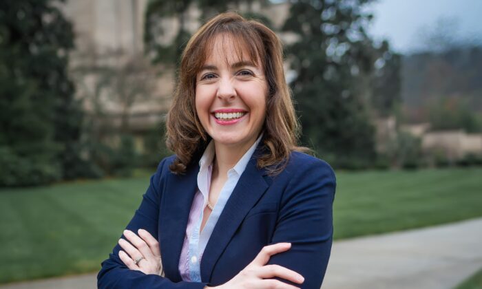 Thống đốc Ngân khố tiểu bang Kentucky Allison Ball đứng trước Tòa nhà Quốc hội tiểu bang Kentucky ở Frankfort, Kentucky, vào ngày 14/12/2022. (Ảnh: Joy Spencer/The Epoch Times)