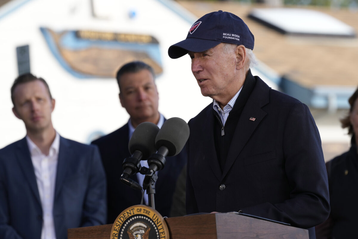 Tổng thống Joe Biden trình bày tại Công viên Tiểu bang Seacliff ở Aptos, California, hôm 19/01/2023, sau khi chứng kiến thiệt hại do các cơn bão gây ra gần đây. (Ảnh: Susan Walsh/AP Photo)