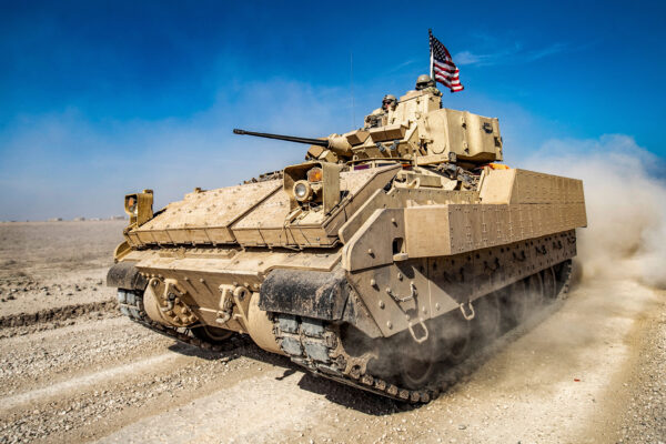 Xe Chiến đấu Bradley (BFV) của Hoa Kỳ tuần tra tại mỏ dầu Suwaydiyah ở tỉnh Hasakah, đông bắc Syria vào ngày 13/02/2021. (Ảnh: Delil Souleiman/AFP qua Getty Images)