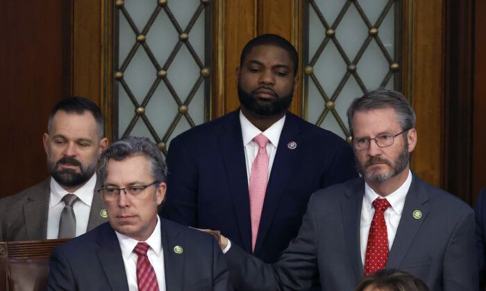 Dân biểu đắc cử Byron Donalds (Cộng Hòa-Florida) (ở giữa), Dân biểu đắc cử Andy Ogles (Cộng Hòa-Tennessee) (bên trái), và Dân biểu đắc cử Tim Burchett (Cộng Hòa-Tennessee) (bên phải) theo dõi tiến trình tại Phòng họp Hạ viện trong ngày thứ ba của cuộc bầu cử Chủ tịch Hạ viện tại Tòa nhà Capitol Hoa Kỳ ở Hoa Thịnh Đốn hôm 05/01/2023. (Ảnh: Chip Somodevilla/Getty Images)