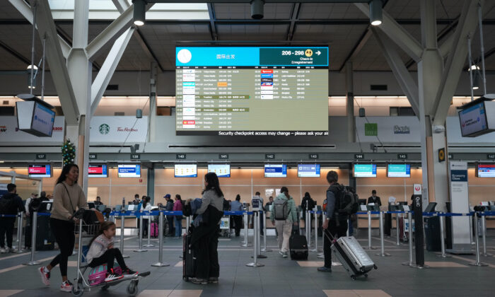 Phi trường Quốc tế Vancouver ở Richmond, British Columbia, hôm 26/12/2022. (Ảnh: The Canadian Press/Darryl Dyck)