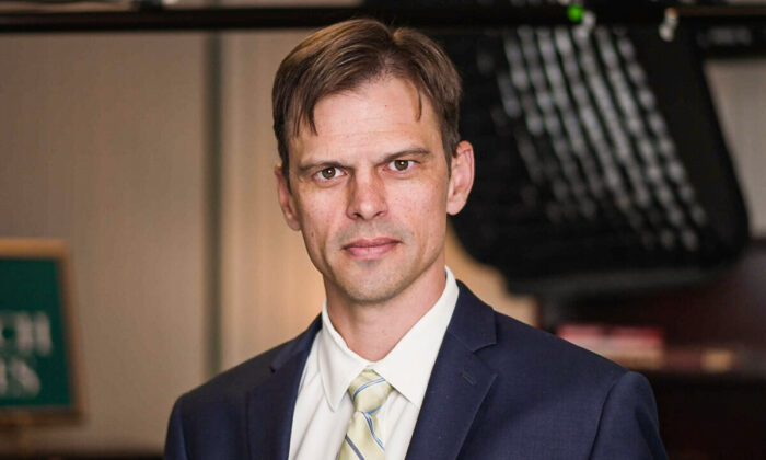 Tiến sĩ Aaron Kheriaty, giáo sư tâm thần học tại Trường Y khoa UC Irvine, được nhìn thấy ở Irvine, California, vào ngày 27/10/2021. (Ảnh: Zhen Wang/The Epoch Times)