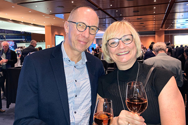 Hôm 31/12/2022, bà Ines Fest cùng chồng là ông Gunther đã xem buổi biểu diễn ở Berlin của các nghệ sĩ Shen Yun đến từ Hoa Kỳ. (Ảnh: Nancy McDonnell/The Epoch Times)