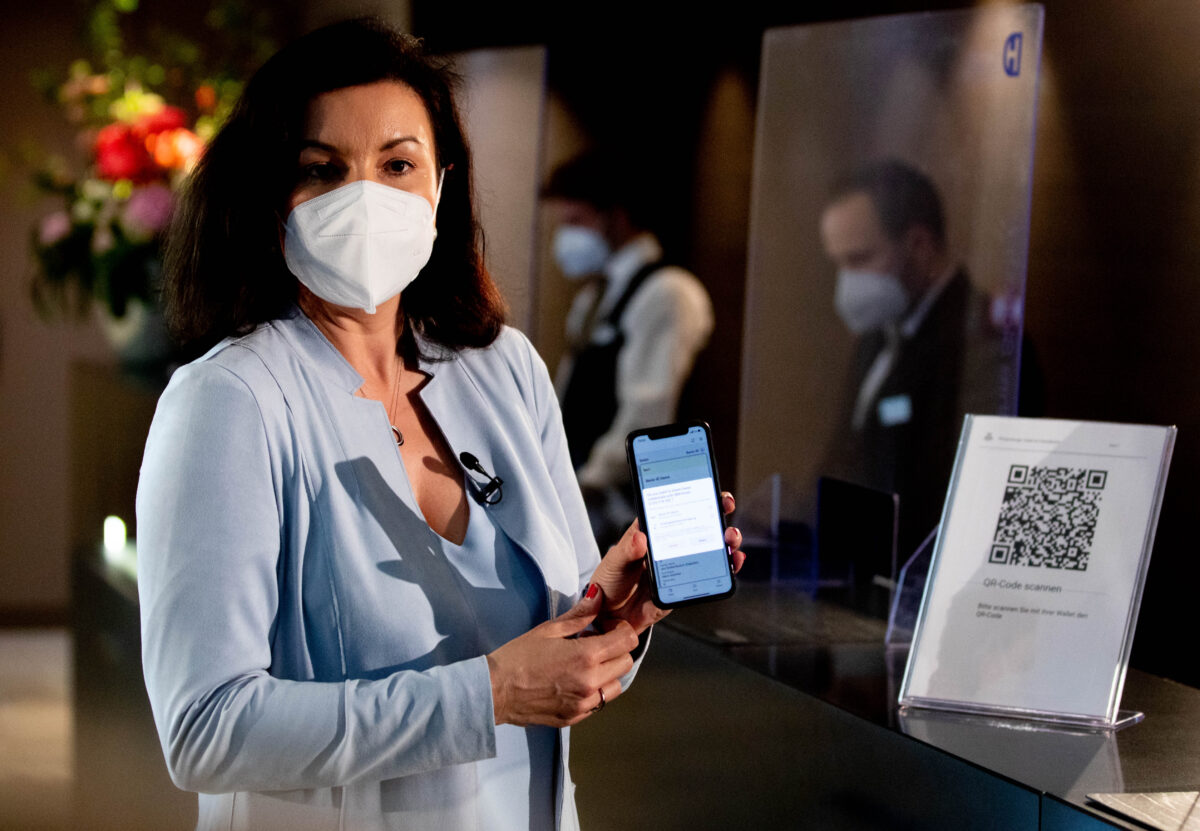 Bà Dorothee Baer, Bộ trưởng của Thủ tướng Liên bang và Ủy viên Chính phủ Liên bang về Số hóa, giới thiệu ví ID trên màn hình điện thoại di động tại lễ tân của Khách sạn Steigenberger ở Berlin, Đức, hôm 17/05/2021. (Ảnh: Filip Singer/Getty Images)