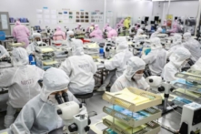 Công nhân sản xuất vi mạch Led tại một nhà máy ở Hoài An, tỉnh Giang Tô, miền đông Trung Quốc, vào ngày 16/06/2020. (Ảnh: STR/AFP/Getty Images)