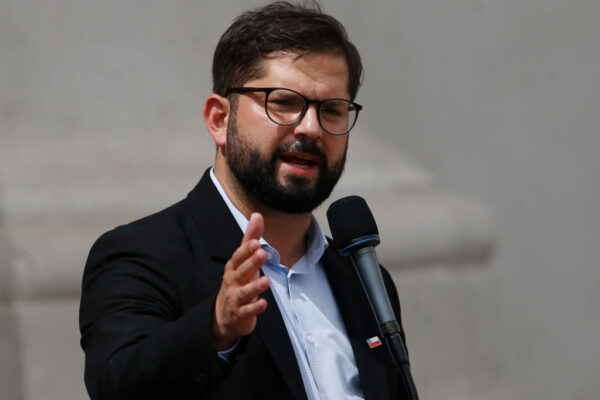 Tổng thống mới đắc cử Gabriel Boric nói với giới truyền thông sau cuộc gặp với Tổng thống Chile Sebastian Piñera tại Dinh Tổng thống La Moneda ở Santiago, Chile, hôm 20/12/2021. (Ảnh: Marcelo Hernandez/Getty Images)