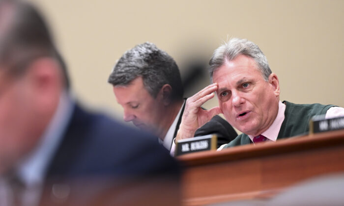 Dân biểu Buddy Carter (Cộng Hòa-Georgia) trình bày trong một phiên điều trần về ngân sách để thảo luận về ngân sách của Tổng thống Joe Biden cho năm tài chính 2023, tại Hoa Thịnh Đốn, vào ngày 29/03/2022. (Ảnh: Roberto Schmidt-Pool/Getty Images)