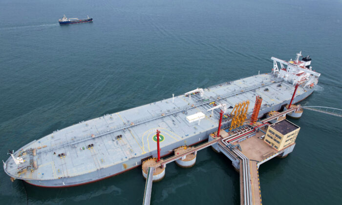 Một tàu chở dầu dỡ dầu thô nhập cảng tại cảng Thanh Đảo ở tỉnh Sơn Đông phía đông Trung Quốc hôm 09/05/2022. (Ảnh: STR/AFP qua Getty Images)