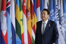 Tổng thống Nam Hàn Yoon Suk-yeol đến dự hội nghị thượng đỉnh của các nhà lãnh đạo G-20 ở Nusa Dua, trên đảo nghỉ dưỡng Bali của Indonesia hôm 15/11/2022. (Ảnh: Mast Irham/POOL/AFP qua Getty Images)