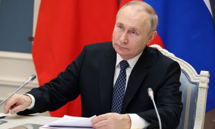 Tổng thống Nga Vladimir Putin tổ chức cuộc hội đàm với Chủ tịch Trung Quốc Tập Cận Bình qua liên kết video tại Điện Kremlin ở Moscow hôm 30/12/2022. (Ảnh: Mikhail Klimentyev/SPUTNIK/AFP qua Getty Images)
