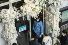 Những người đưa tang tập trung bên ngoài phòng tưởng niệm người quá cố tại một nhà tang lễ ở Thượng Hải hôm 31/12/2022. (Ảnh: Qilai Shen/Bloomberg qua Getty Images)