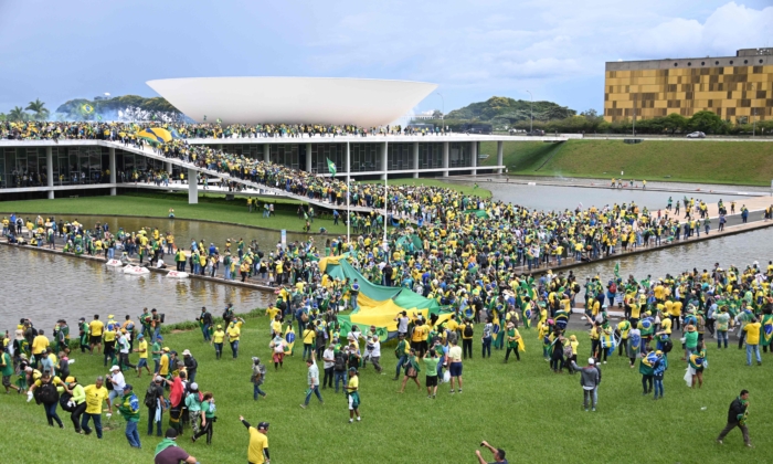 Những người ủng hộ cựu Tổng thống Brazil Jair Bolsonaro tổ chức một cuộc biểu tình tại Esplanada dos Ministryios ở Brasilia, Brazil hôm 08/01/2023. (Ảnh: Evaristo Sa/AFP qua Getty Images)