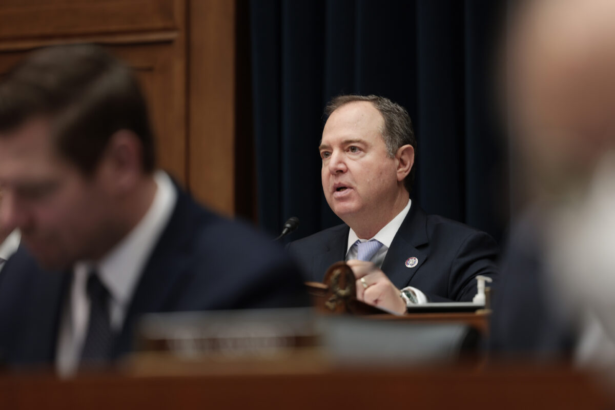 Chủ tịch Ủy ban Tình báo Hạ viện, Dân biểu Adam Schiff (Dân Chủ-California), nói chuyện trong một phiên điều trần của Ủy ban Tình báo Hạ viện tại Tòa nhà Văn phòng Rayburn House ở Hoa Thịnh Đốn, hôm 08/03/2022. (Ảnh: Anna Moneymaker/Getty Images)