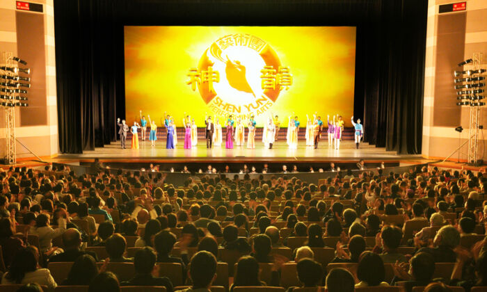 Cảnh hạ màn trong buổi biểu diễn của Đoàn Nghệ thuật Biểu diễn Shen Yun tại Nhà Hát Hiroshima Bunka Gakuen HBG ở thành phố Hiroshima, Nhật Bản, hôm 02/01/2023. (Ảnh: Annie Gong/The Epoch Times)