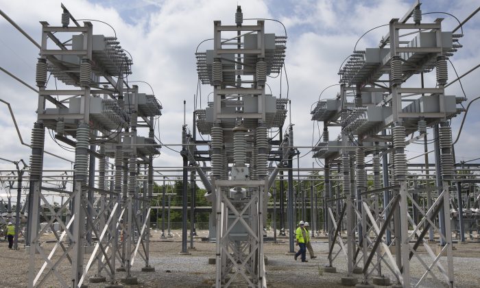 Cột điện và đường dây điện dẫn từ nhà máy điện than Uniper ở Hanau, Đức, vào ngày 23/11/2016. (Ảnh: Kai Pfaffenbach/Reuters)