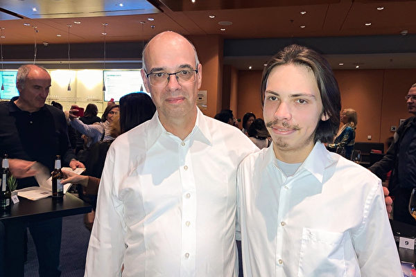 Chuyên gia tư vấn thuế có công ty luật riêng, ông Frank Jähnisch, và con trai, anh Jonathan tại buổi biểu diễn Shen Yun ở Berlin, Đức hôm 01/01/2023. (Ảnh: Nancy McDonnell/Epoch Times)