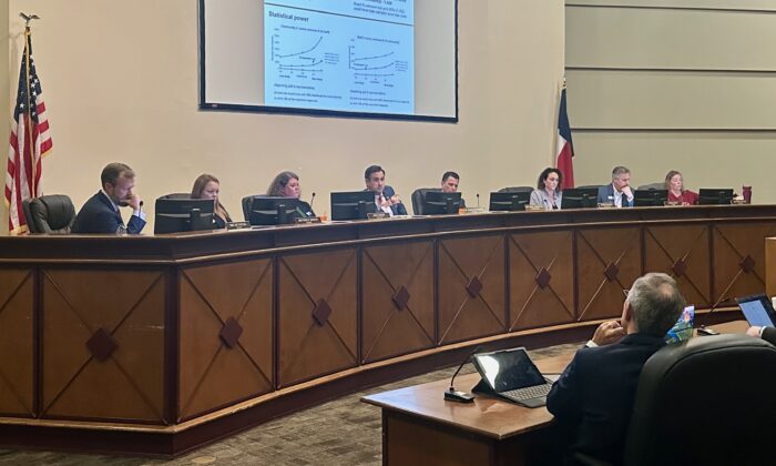 Những người được ủy thác của Hội đồng Trường Keller ISD ở Keller, Texas, hôm 12/12/2022, đã bỏ phiếu phê chuẩn Chương trình Người giám hộ để cho phép các nhân viên đã qua đào tạo được trang bị vũ khí trong khuôn viên trường.