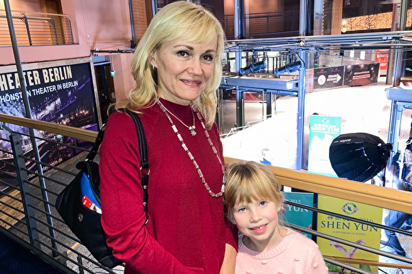 Cô Elena Kensicki và con gái Emma tại Nhà hát Potsdamer Platz, Berlin, Đức hôm 01/01/2023. (Ảnh: Nancy McDonnell/Epoch Times)