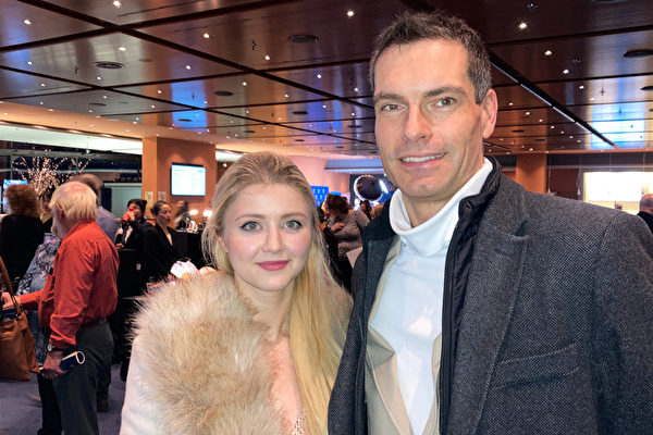 Giám đốc Công nghệ thông tin Arvid Mock và bạn gái Valeria đã đến xem Shen Yun hôm 31/12/2022. (Ảnh: Nancy McDonnell/Epoch Times)