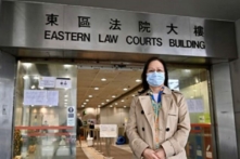 Cô Đổng Minh (Dong Ming), một học viên Pháp Luân Công ở Hồng Kông, đang ở bên ngoài Tòa án phía Đông, tại Hồng Kông, hôm 12/01/2023. (Ảnh: Sung Pi-lung/The Epoch Times)