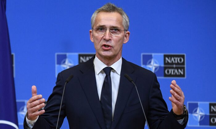 Tổng Thư ký NATO Jens Stoltenberg tổ chức họp báo sau một cuộc họp song phương tại trụ sở NATO ở Brussels, Bỉ, vào ngày 10/12/2021. (Ảnh: John Thys/AFP qua Getty Images)