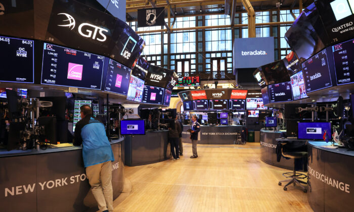 Các nhà giao dịch làm việc trên sàn của Sở giao dịch chứng khoán New York trong phiên giao dịch buổi chiều ở thành phố New York, hôm 29/08/2022. (Ảnh: Michael M. Santiago/Getty Images)