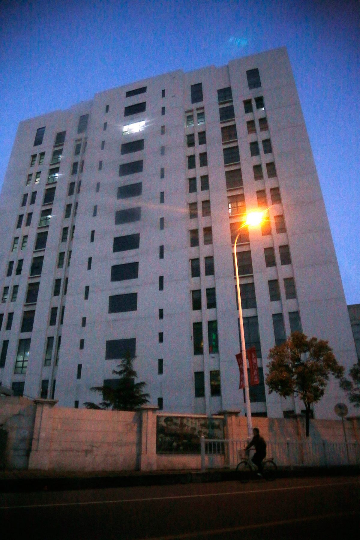 Theo công ty an ninh mạng Mandiant có trụ sở tại Virginia, tòa nhà này ở ngoại ô Thượng Hải, Trung Quốc, là một trong những địa điểm mà tin tặc ĐCSTQ tiến hành các cuộc tấn công mạng, bao gồm ít nhất sáu vụ xâm nhập thành công vào các hệ thống máy điện toán của chính phủ tiểu bang ở Hoa Kỳ trong khoảng thời gian từ tháng 05/2021 đến tháng 02/2022. (Ảnh: AP Photo)