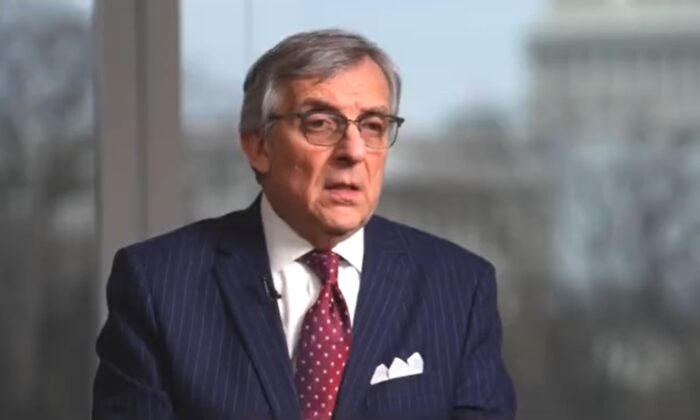 Ông Paul Kamenar, cố vấn pháp lý của Trung tâm Chính sách và Pháp lý Quốc gia, nói chuyện với NTD, trong một bức ảnh trích từ video phát hành hôm 12/01/2023. (Ảnh: NTD/Ảnh chụp màn hình qua NTD)