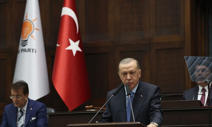Tổng thống Thổ Nhĩ Kỳ kiêm lãnh đạo Đảng Công lý và Phát triển (AK) Recep Tayyip Erdogan (giữa) trình bày một bài diễn văn trong cuộc họp nhóm của đảng ông tại Quốc hội Thổ Nhĩ Kỳ ở Ankara, Thổ Nhĩ Kỳ, hôm 21/12/2022. (Ảnh: Adem Altan/AFP qua Getty Images)