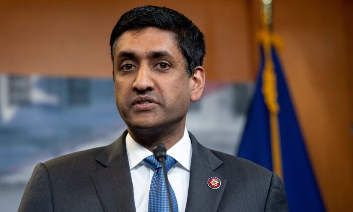Dân biểu Ro Khanna (Dân Chủ-California) trình bày trong một cuộc họp báo tại Capitol Hill ở Hoa Thịnh Đốn vào ngày 04/04/2019. (Ảnh: Saul Loeb/AFP qua Getty Images)