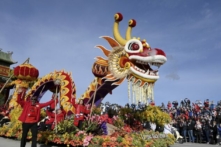 Xe hoa của Donate Life, đã đoạt giải Sweepstakes Award, lăn bánh xuống Đại lộ Colorado tại Lễ hội Diễn hành Hoa hồng (Rose Parade) lần thứ 134 ở Pasadena, California, vào ngày 02/01/2023. (Ảnh: Michael Owen Baker/AP Photo)