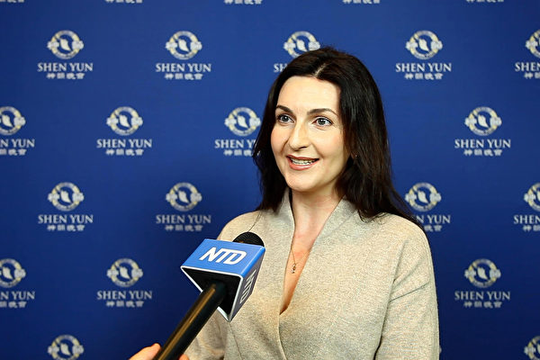 Cô Elena Seib, cố vấn pháp lý cho một công ty địa ốc, đến Nhà hát Potsdamer Platz ở thủ đô Berlin của Đức vào chiều ngày 29/12/2022 để tham dự một buổi biểu diễn của đoàn nghệ thuật Shen Yun của Mỹ. (Ảnh: Đài truyền hình Tân Đường Nhân)