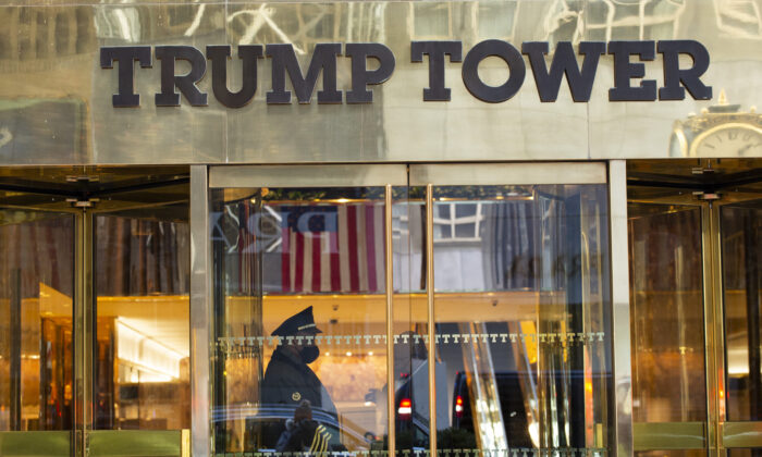 Một nhân viên bảo vệ đứng trước cửa Trump Tower ở Thành phố New York, vào ngày 07/03/2021. (Ảnh: Kena Betancur/AFP qua Getty Images)
