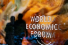 Biển hiệu của WEF tại Trung tâm Hội nghị trong cuộc họp thường niên của Diễn đàn Kinh tế Thế giới (WEF) ở Davos hôm 18/01/2023. (Ảnh: Fabrice Coffrini/AFP qua Getty Images)