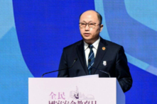 Ông Trịnh Nhạn Hùng (Zheng Yanxiong) có bài diễn văn tại lễ khai mạc Ngày Giáo dục An ninh Quốc gia được tổ chức tại Trung tâm Triển lãm và Hội nghị Hồng Kông, vào ngày 15/04/2021. (Ảnh: Anthony Wallace/AFP)