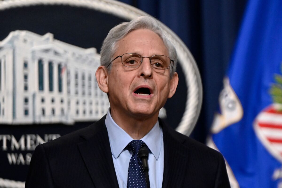 Tổng chưởng lý Merrick Garland chỉ định một biện lý đặc biệt để điều tra việc giải quyết các hồ sơ mật được tìm thấy tại nhà và các văn phòng cũ của Tổng thống Joe Biden, ở Hoa Thịnh Đốn hôm 12/01/2023. (Ảnh: Olivier Douliery/AFP qua Getty Images)