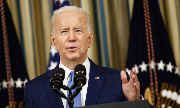 Tổng thống Joe Biden có bài diễn thuyết tại Phòng Quốc Yến tại Tòa Bạch Ốc hôm 09/11/2022. (Ảnh: Samuel Corum/Getty Images)
