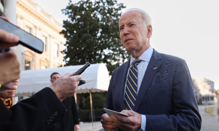 Tổng thống Joe Biden nói chuyện với các phóng viên ở Hoa Thịnh Đốn, hôm 11/01/2023. (Ảnh: Kevin Dietsch/Getty Images)