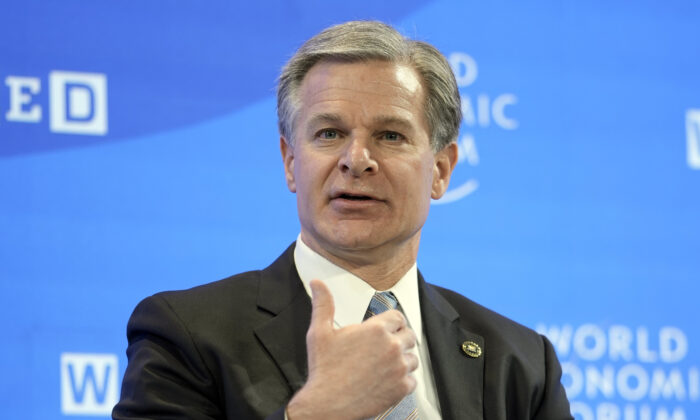 Giám đốc FBI Christopher Wray trình bày tại cuộc họp thường niên của Diễn đàn Kinh tế Thế giới ở Davos, Thụy Sĩ, hôm 19/01/2023. (Ảnh: Markus Schreiber/AP Photo)