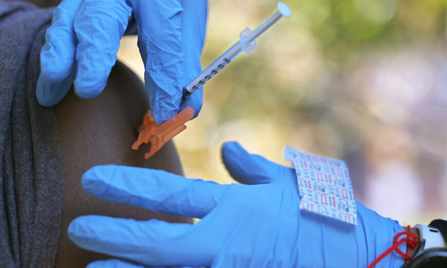 Một người dân tại Thành phố New York được chích vaccine Pfizer-BioNTech COVID-19 vào ngày 21/10/2021. (Michael M. Santiago/Getty Images)