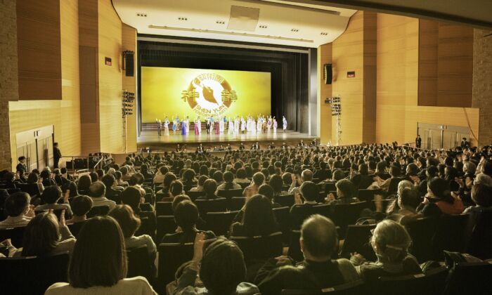 Đoàn Nghệ thuật Biểu diễn Shen Yun Thế giới chào khán giả trước khi hạ màn tại Trung tâm Nghệ thuật Biểu diễn Kamakura ở Kamakura, Nhật Bản, tối 13/01/2023. (Ảnh: Annie Gong/The Epoch Times)