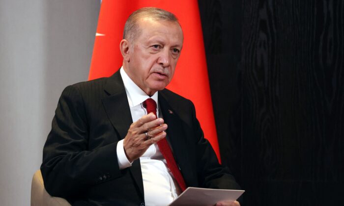 Tổng thống Thổ Nhĩ Kỳ Recep Tayyip Erdogan tham dự cuộc gặp với tổng thống Nga bên lề hội nghị thượng đỉnh của các nhà lãnh đạo Tổ chức Hợp tác Thượng Hải ở Samarkand hôm 16/09/2022. (Ảnh: Alexandr Demyanchuk/AFP qua Getty Images)