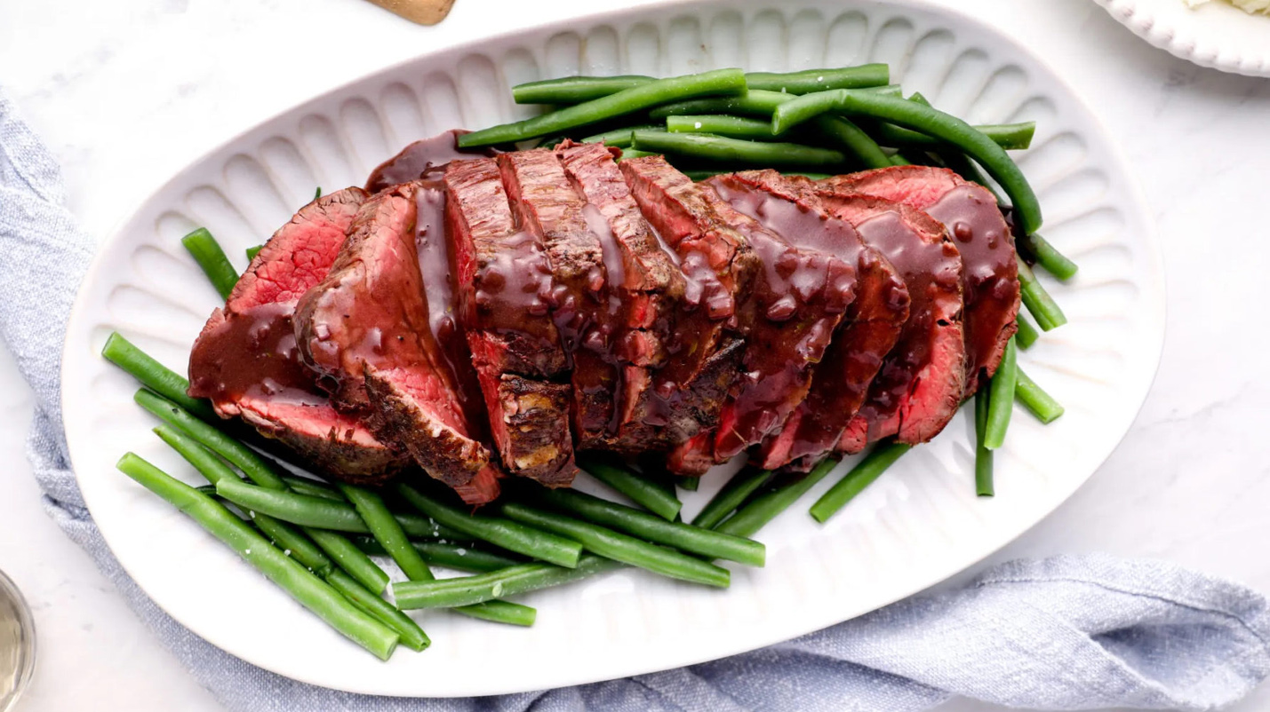 Thăn nõn bò nướng áp chảo — điểm nhấn đơn giản và trang trọng cho kỳ nghỉ lễ (Ảnh: Đăng dưới sự cho phép của cô Jennifer Segal)