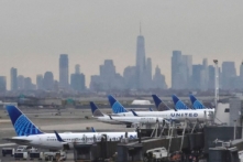 Một chiếc phi cơ của United Airlines tại Phi trường Quốc tế Newark, ở Newark, New Jersey, hôm 11/01/2023. (Ảnh: Kena Betancur/AFP qua Getty Images)