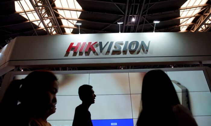 Mọi người ghé thăm một gian hàng của Hikvision tại triển lãm an ninh ở Thượng Hải, Trung Quốc, vào ngày 24/05/2019. (Ảnh: Aly Song/Reuters)