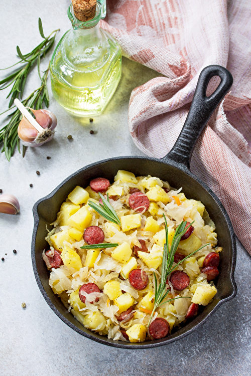 Càng ăn nhiều dưa cải, bạn sẽ càng có nhiều tiền trong năm mới. Một lời khuyên là nên xào khoai tây, xúc xích hun khói chung với dưa cải. (Ảnh: Shutterstock)