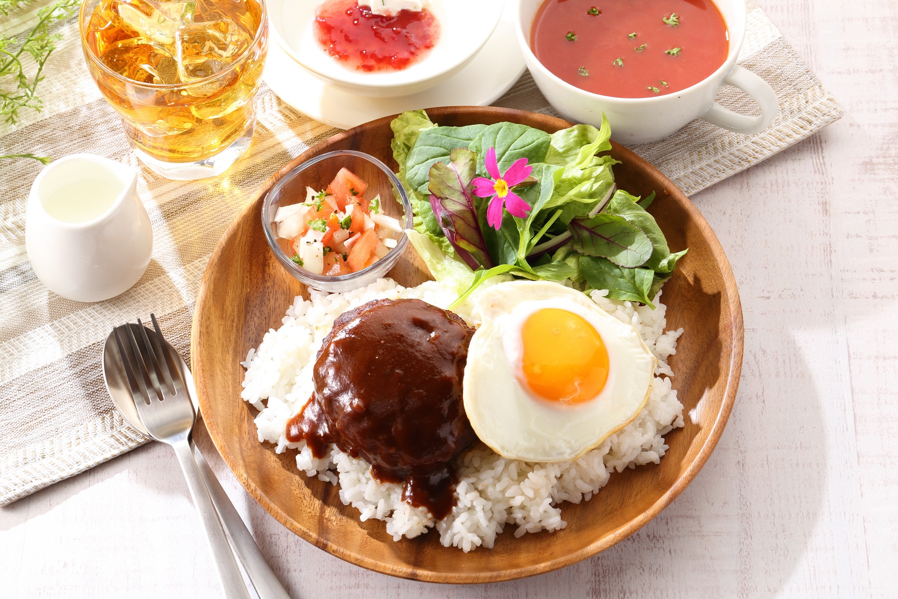 Loco Moco gồm cơm và hamburger. (Ảnh: Shutterstock)