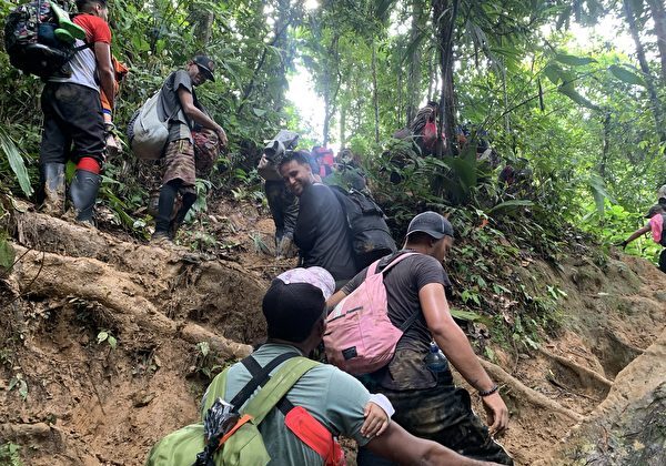 Những người di cư đi bộ xuyên qua khu rừng nhiệt đới ở Panama hồi tháng 10/2022. (Ảnh: Đăng dưới sự cho phép của anh Tiểu Tôn)
